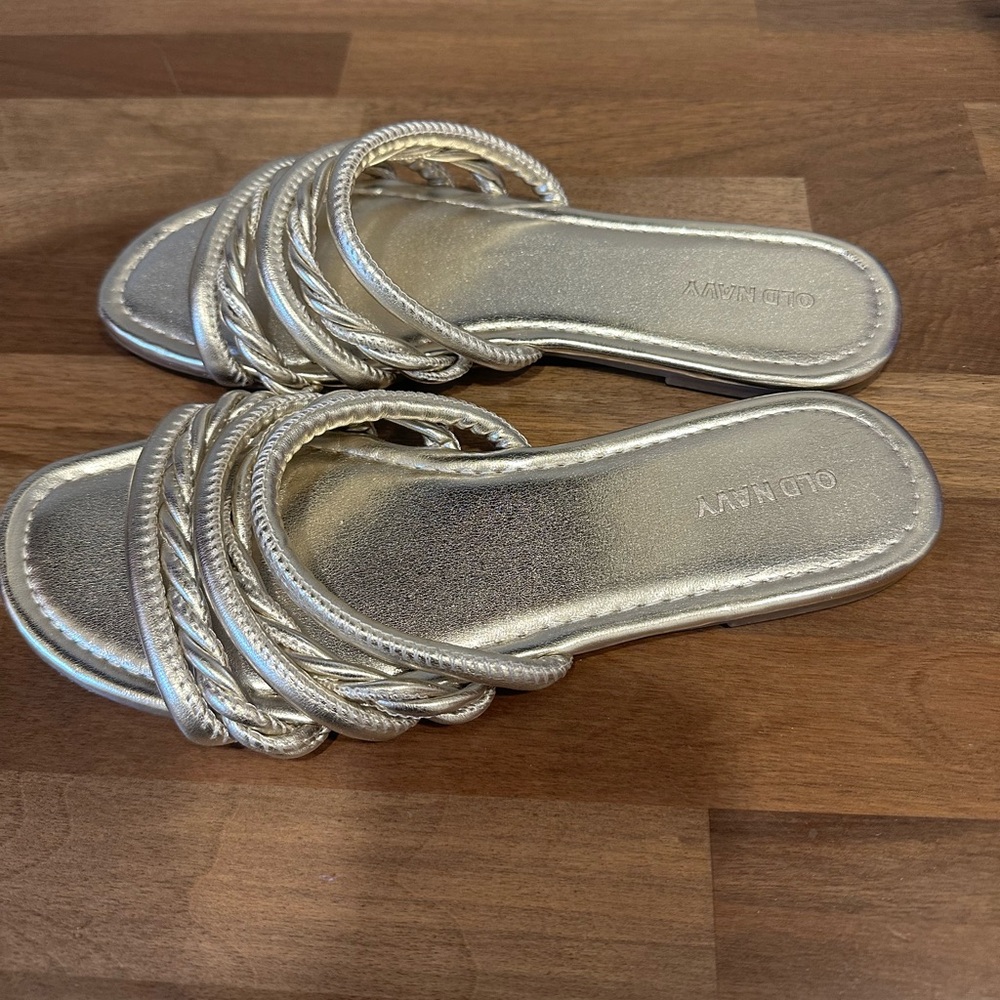 Old Navy sandals— size 6